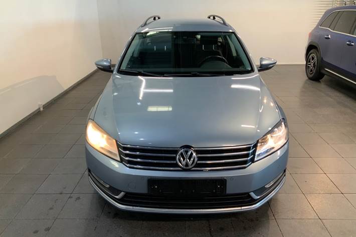 Sølv VW Passat fra 2011