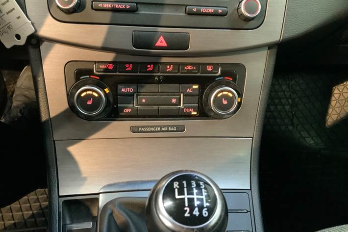 Sølv VW Passat fra 2011