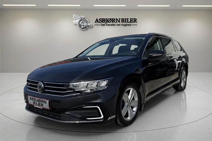 Grå VW Passat fra 2020
