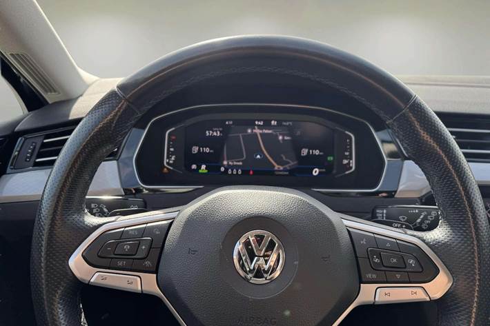 Grå VW Passat fra 2020