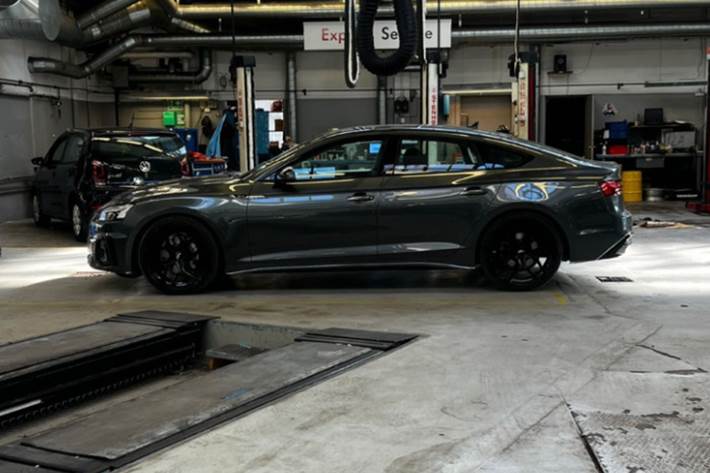 Grå Audi A5 fra 2024