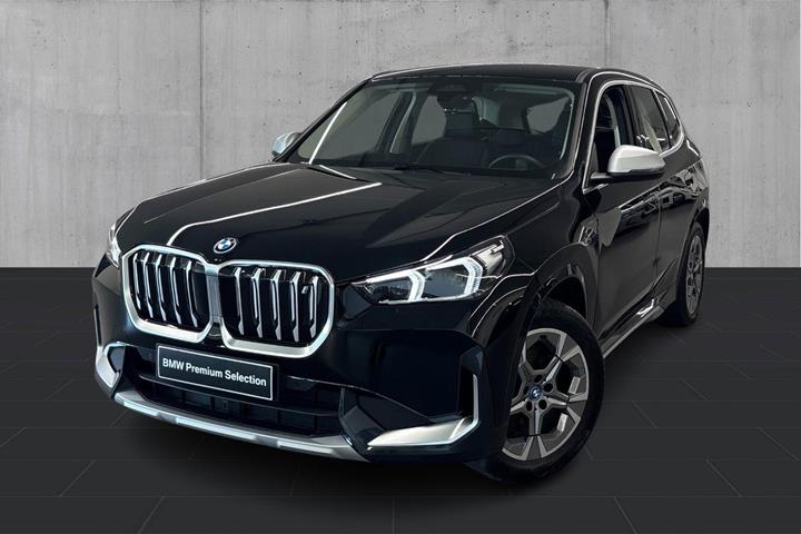 Sort BMW iX1 fra 2023 set udefra