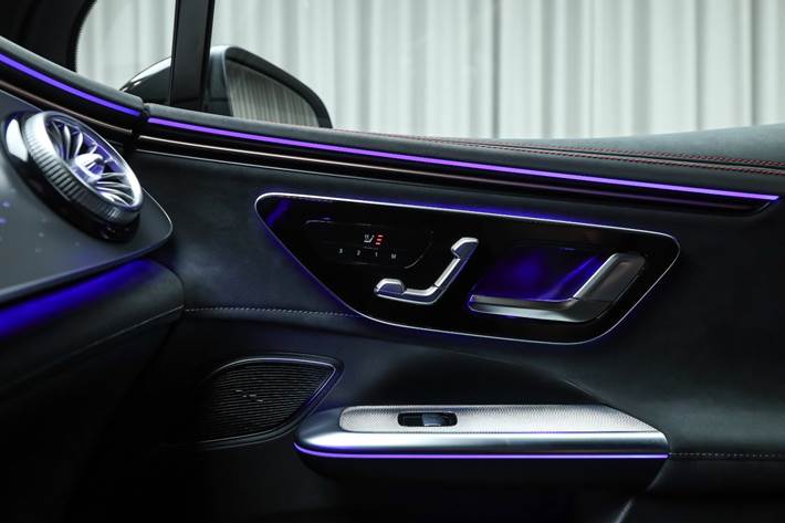 Sølv Mercedes EQE350 SUV fra 2025