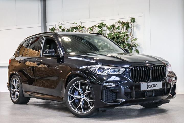Sort BMW X5 fra 2022 set udefra