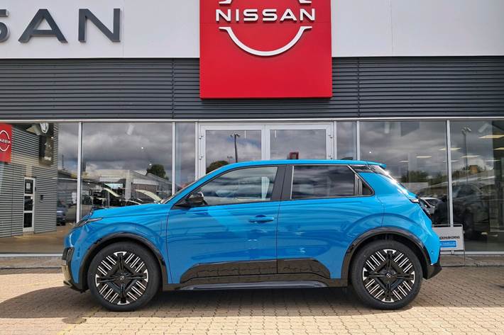 Blå Nissan Micra fra 2025