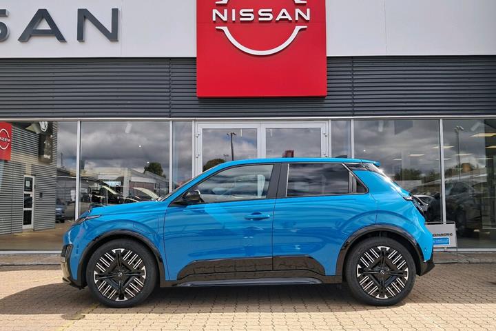 Blå Nissan Micra fra 2025
