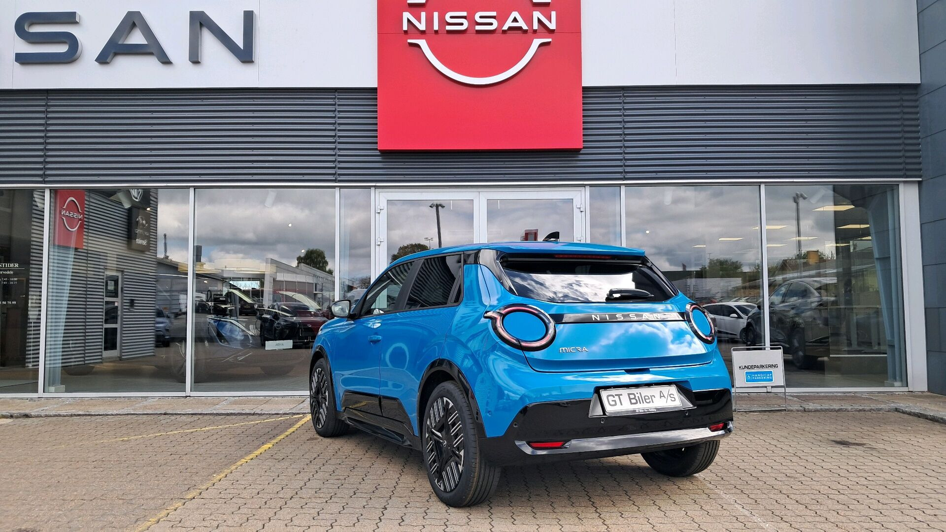 Blå Nissan Micra fra 2025