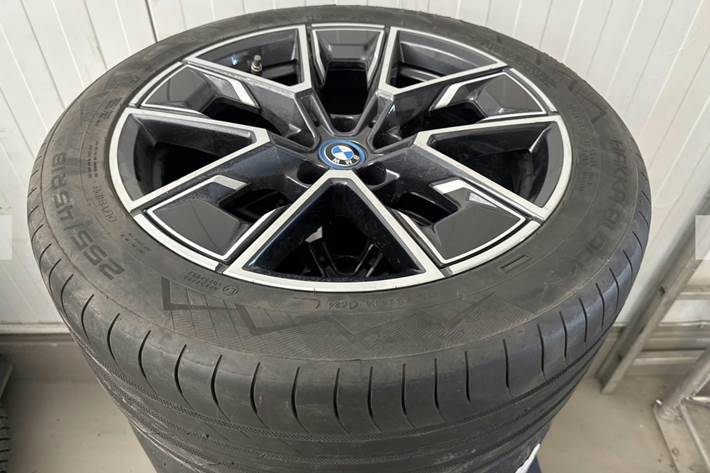 Grå BMW i4 fra 2023