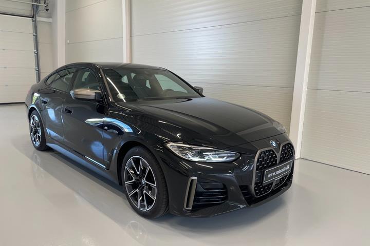 Sort BMW M440i fra 2023 set udefra