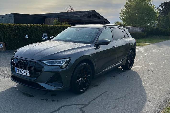 Sort Audi e-tron fra 2023 set udefra
