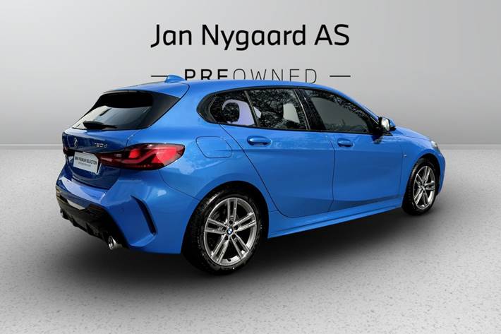 Blå BMW 120d fra 2021