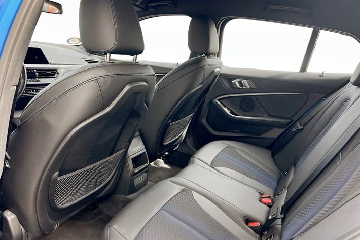Blå BMW 120d fra 2021