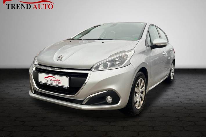 Sølv Peugeot 208 fra 2018 set udefra