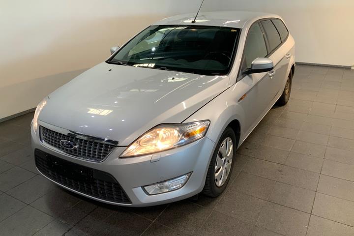 Sølv Ford Mondeo fra 2010 set udefra