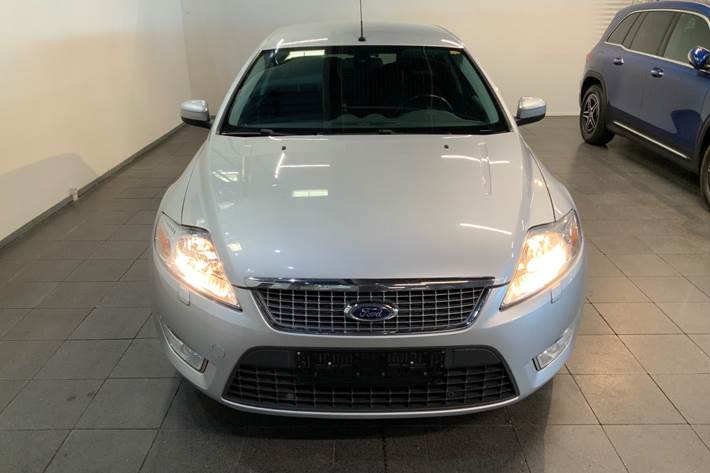 Sølv Ford Mondeo fra 2010