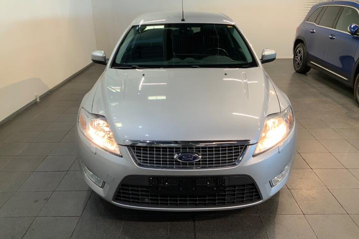 Sølv Ford Mondeo fra 2010
