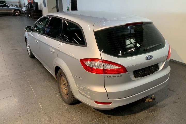 Sølv Ford Mondeo fra 2010