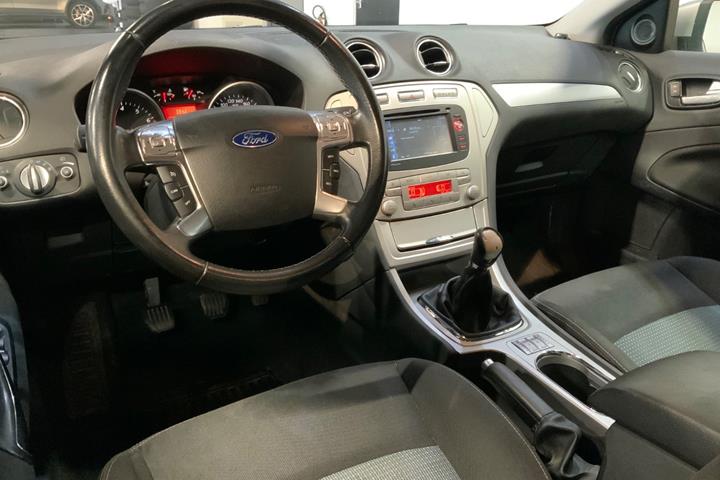 Sølv Ford Mondeo fra 2010