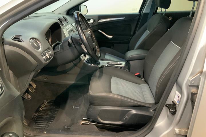 Sølv Ford Mondeo fra 2010