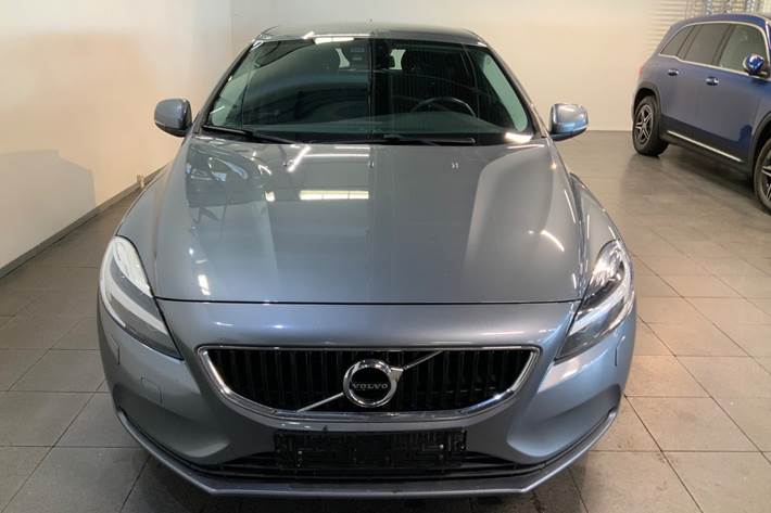 Grå Volvo V40 fra 2018
