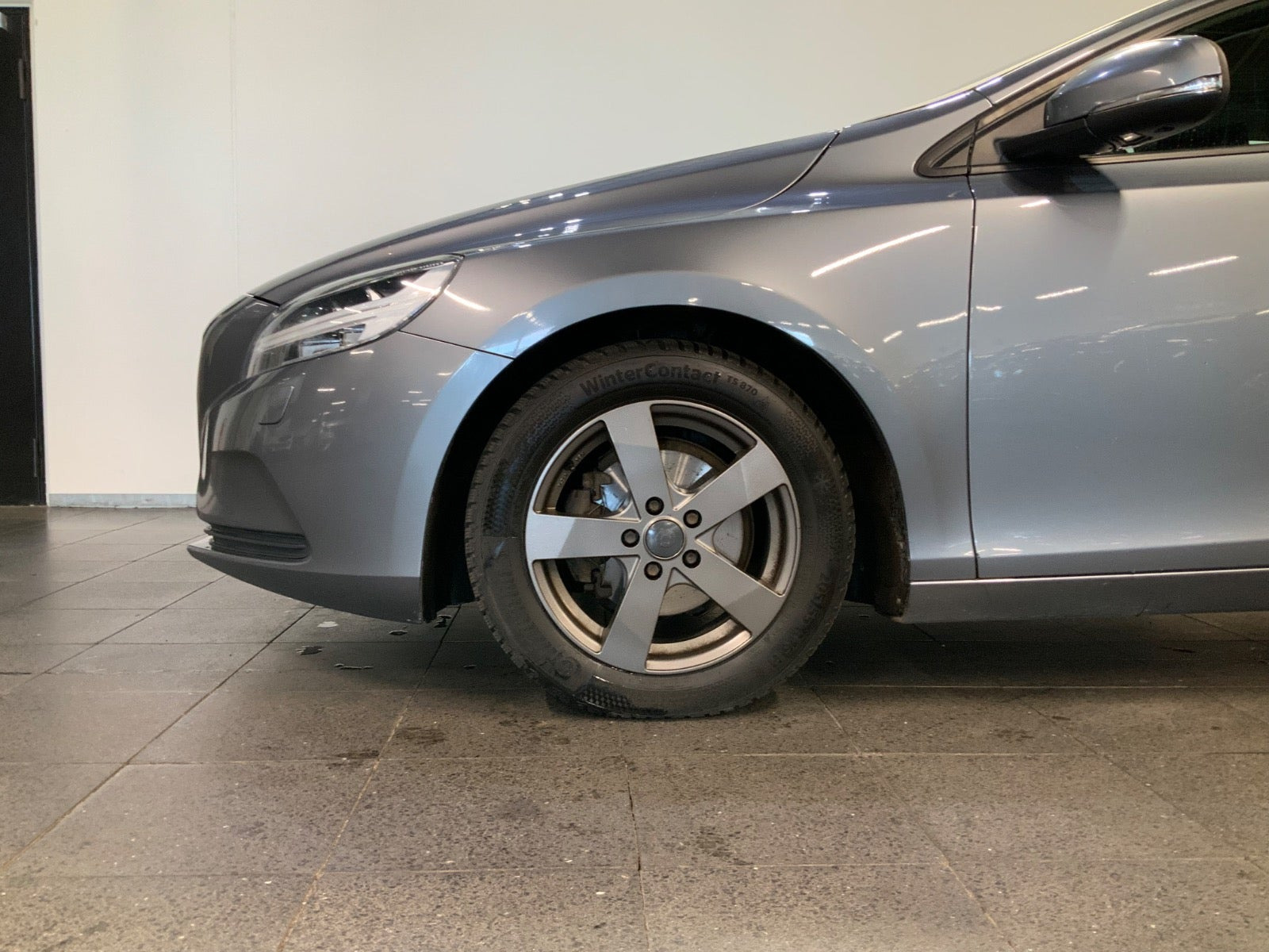 Grå Volvo V40 fra 2018