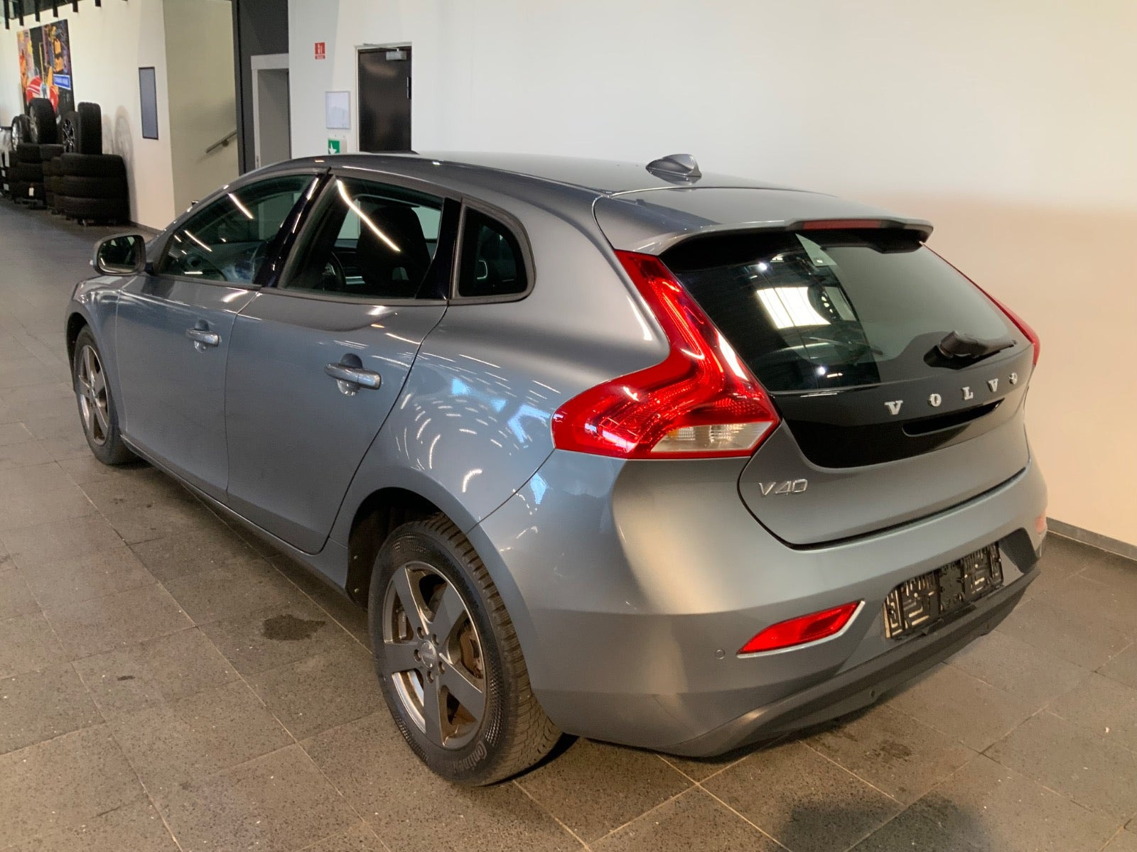 Grå Volvo V40 fra 2018