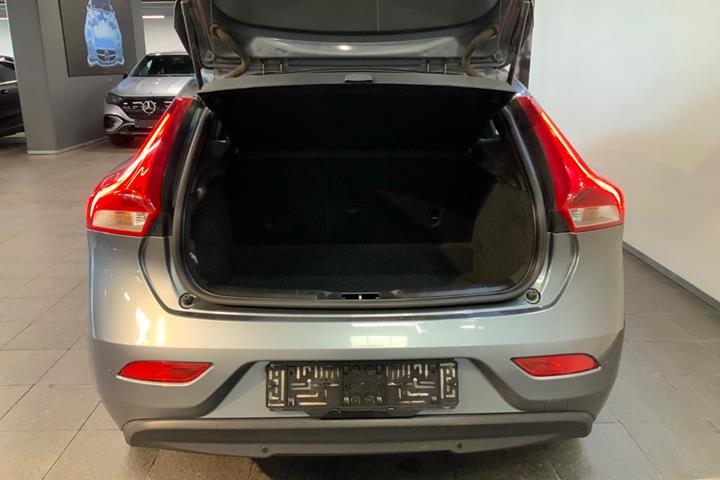 Grå Volvo V40 fra 2018