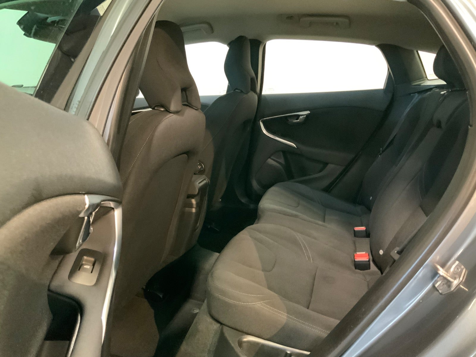 Grå Volvo V40 fra 2018
