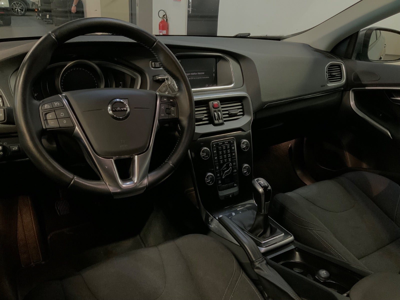Grå Volvo V40 fra 2018