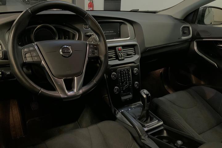 Grå Volvo V40 fra 2018
