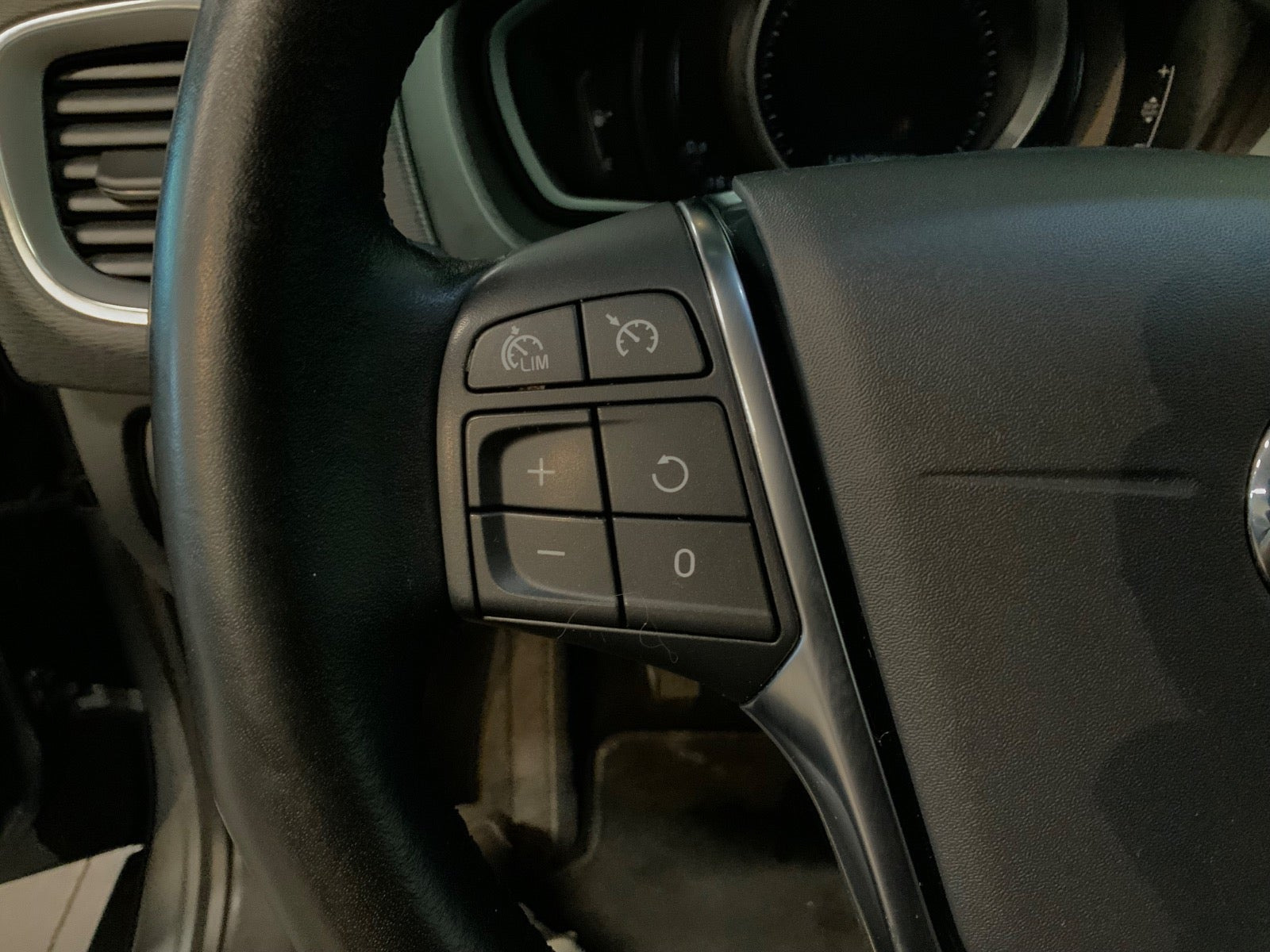 Grå Volvo V40 fra 2018
