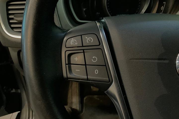 Grå Volvo V40 fra 2018