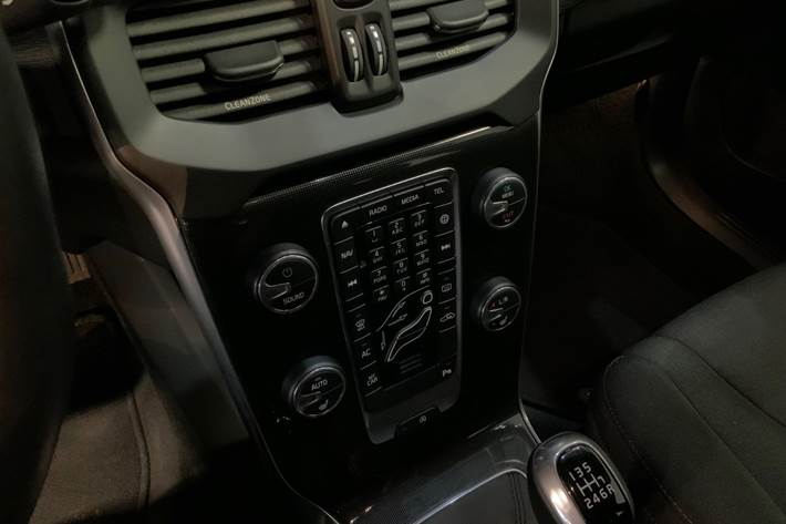 Grå Volvo V40 fra 2018