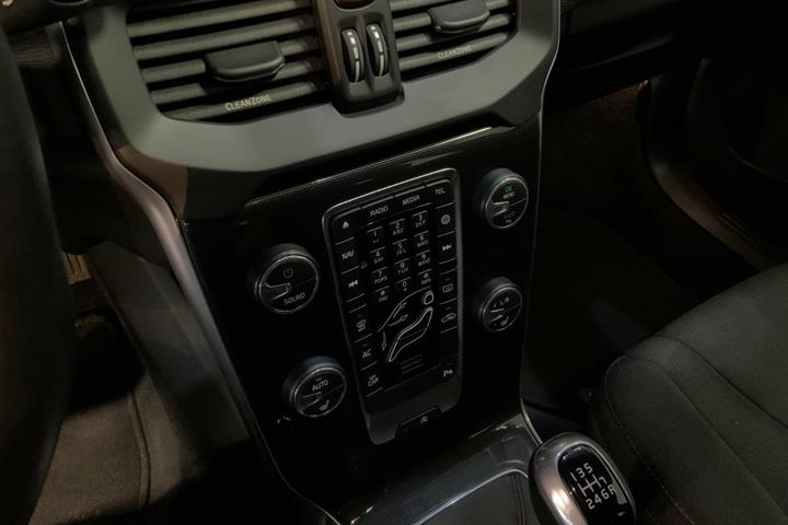 Grå Volvo V40 fra 2018