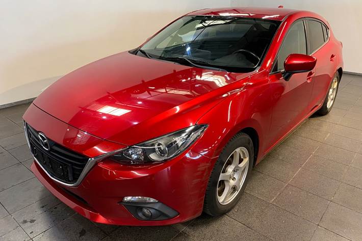 Rød Mazda 3 fra 2015 set udefra