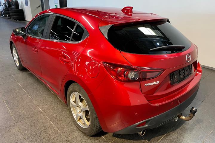 Rød Mazda 3 fra 2015