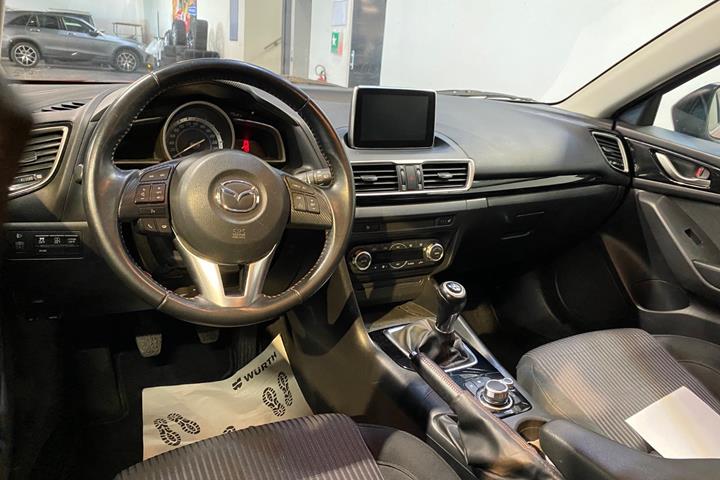 Rød Mazda 3 fra 2015