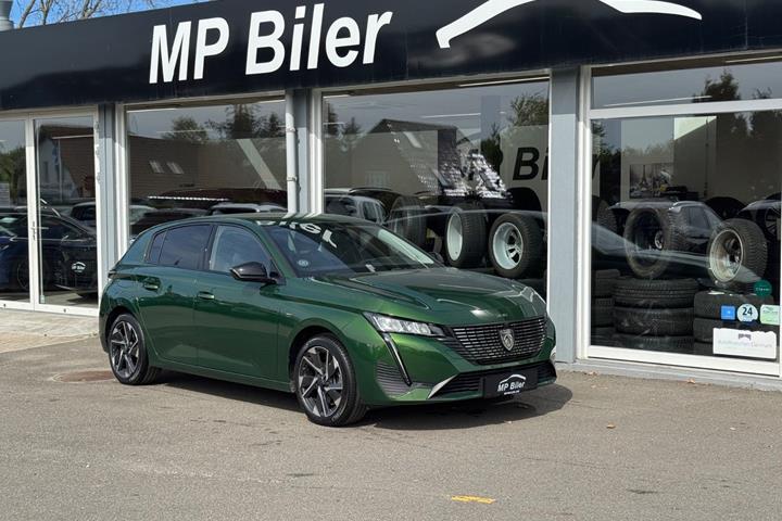 Grøn Peugeot 308 fra 2022 set udefra