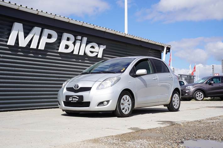 Sølv Toyota Yaris fra 2010