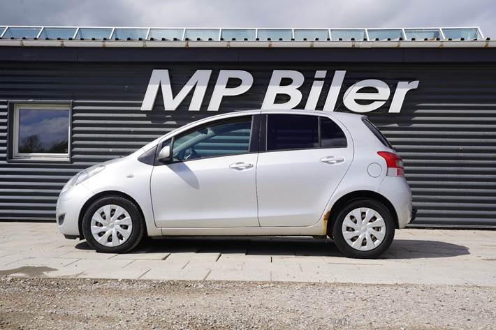 Sølv Toyota Yaris fra 2010