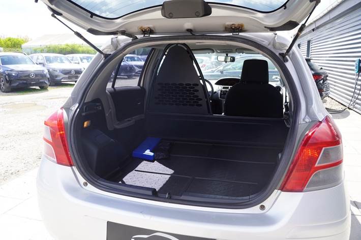 Sølv Toyota Yaris fra 2010