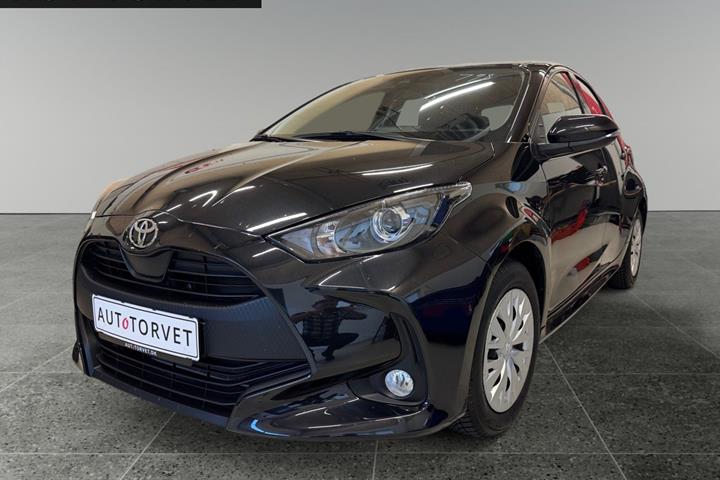 Sort Toyota Yaris fra 2023 set udefra