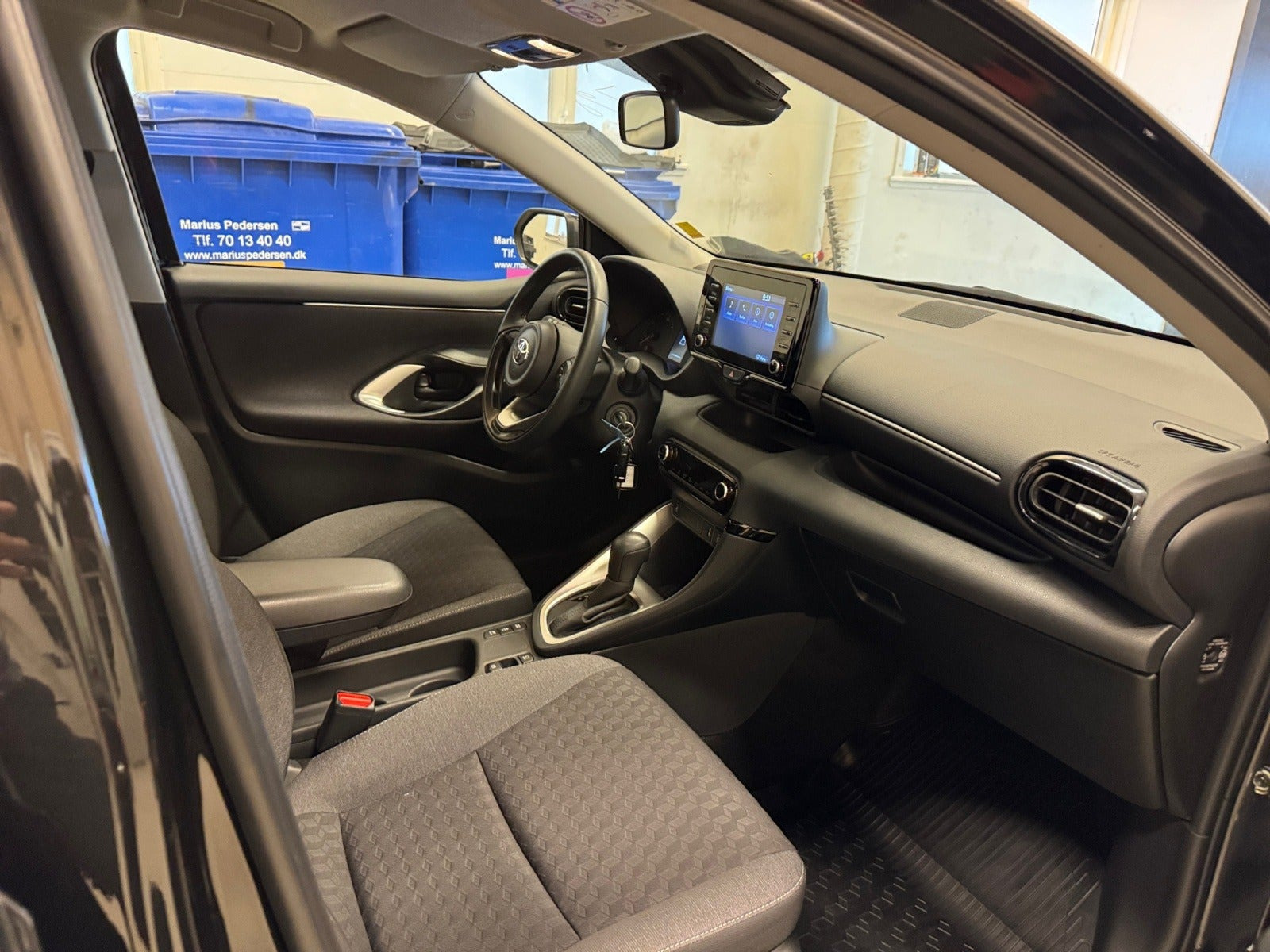 Sort Toyota Yaris fra 2023