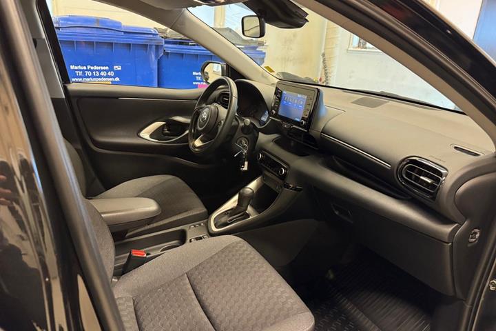 Sort Toyota Yaris fra 2023