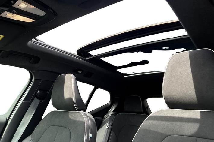 Hvid Volvo XC40 fra 2023