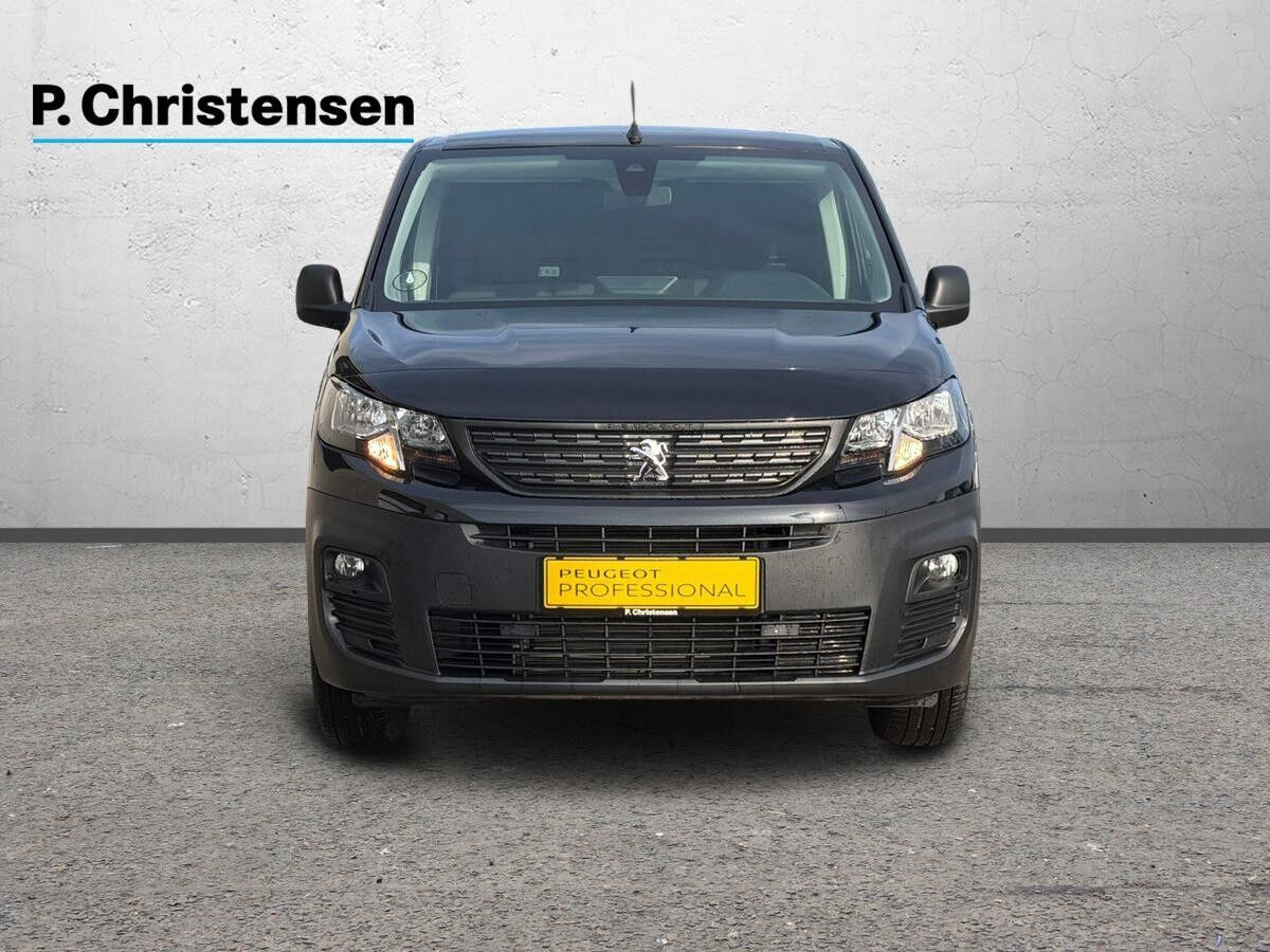 Sort Peugeot e-Partner fra 2024 set udefra