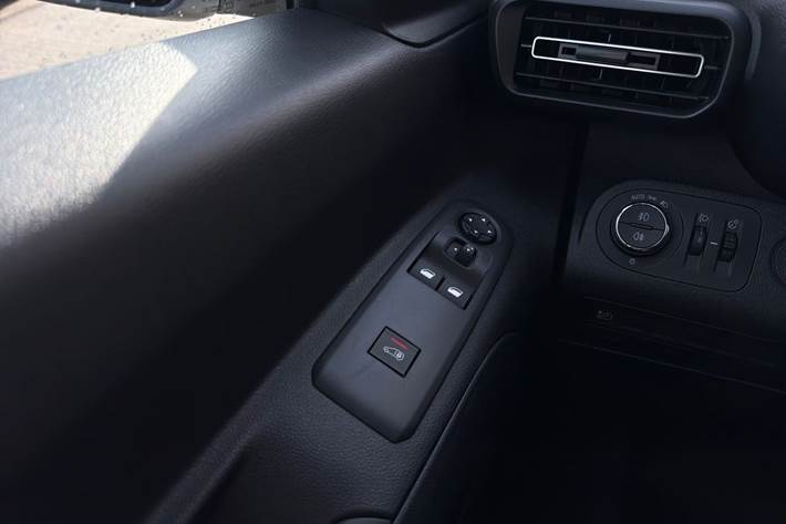 Hvid Opel Combo-e fra 2023