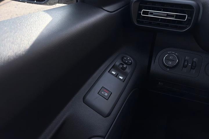 Hvid Opel Combo-e fra 2023