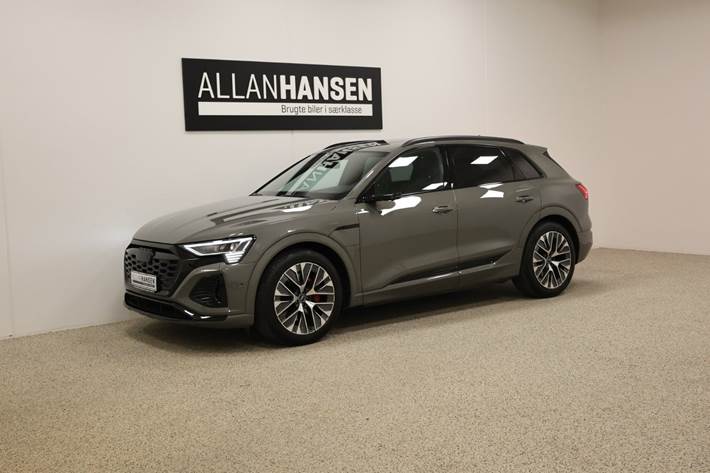Grå Audi Q8 e-tron fra 2023