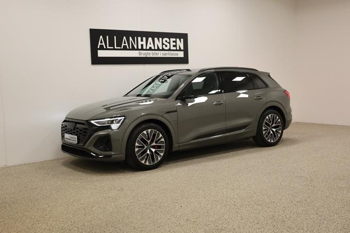 Grå Audi Q8 e-tron fra 2023 set udefra
